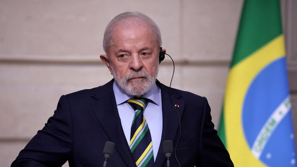 שיא ברזיל לואיז אינסיו לולה דה סילבה נואם במסיבת עיתונאים עם נשיא צרפת עמנואל מקרון