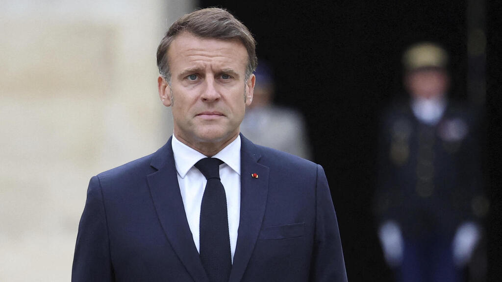 שיא ברזיל לואיז אינסיו לולה דה סילבה נואם במסיבת עיתונאים עם נשיא צרפת עמנואל מקרון