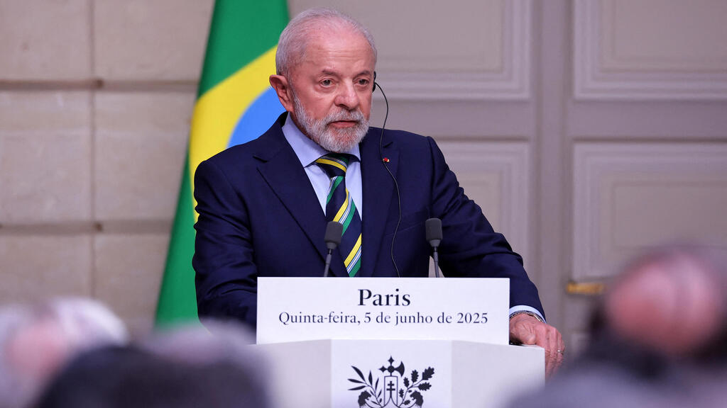 Luiz Inacio Lula da Silva has emerged as one of Israel's harshest critics on the world stage (Photo: Christophe Petit Tesson/Pool via Reuters) שיא ברזיל לואיז אינסיו לולה דה סילבה נואם במסיבת עיתונאים עם נשיא צרפת עמנואל מקרון