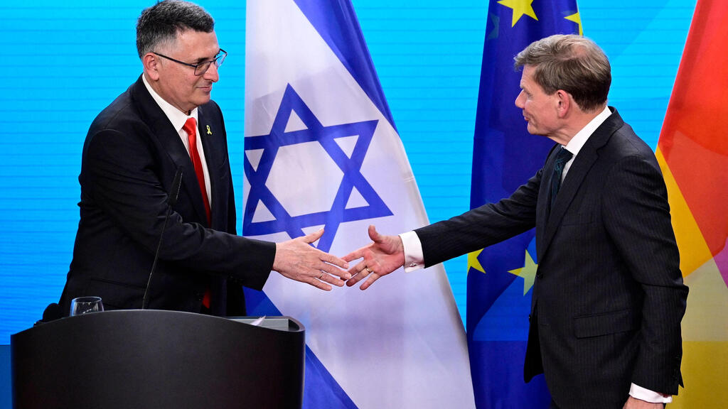 Meeting between Foreign Minister Gideon Saar and German Foreign Minister Johann Wadephul (Photo: John MacDougall/ AFP) פגישתם של שר החוץ גדעון סער ושר החוץ של גרמניה יוהאן ודפול
