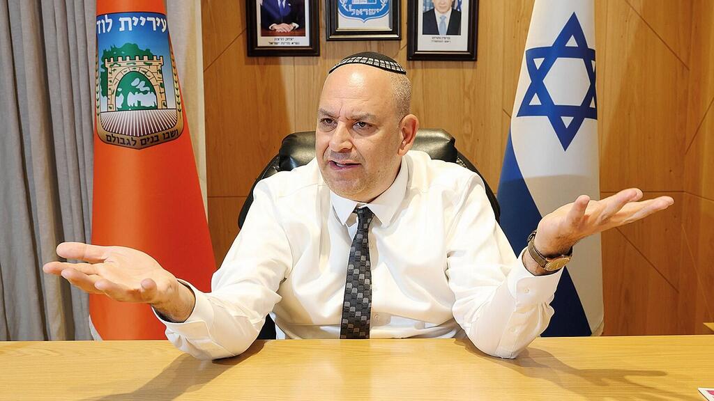 Мэр Лода Яир Ревиво (Фото: Шауль Голан) יאיר רביבו בלשכתו