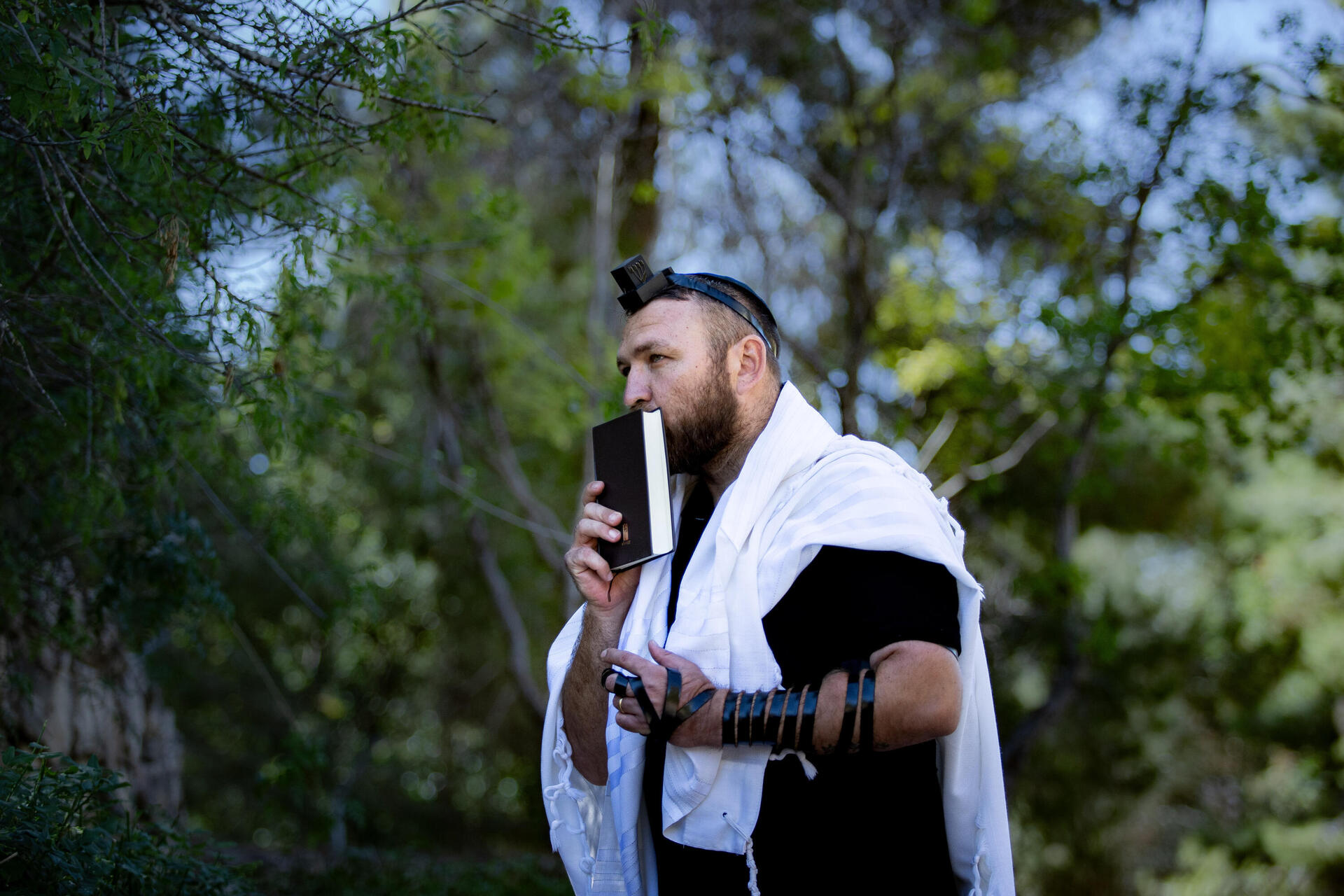 נושא תפילה. מיכאל התגייר ומשתקם מפציעה במלחמה 