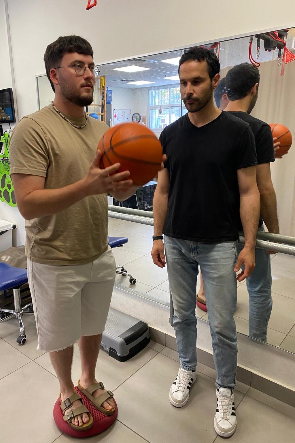 עומר ריינהולד' טיפול עם הפיזיותרפיסט יותם ינאי בביה"ח השיקומי רעות תל אביב