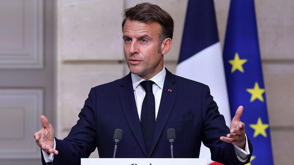 שיא ברזיל לואיז אינסיו לולה דה סילבה נואם במסיבת עיתונאים עם נשיא צרפת עמנואל מקרון