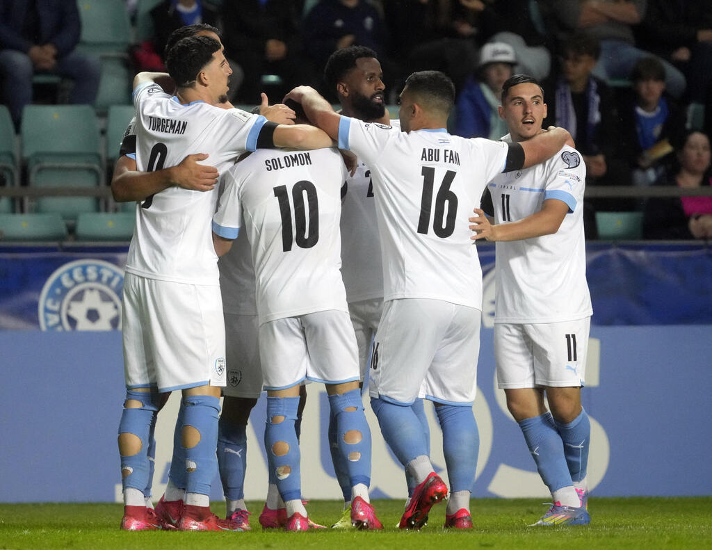 Israeli national team players celebrating against Estonia (Photo: REUTERS/Ints Kalnins) אסטוניה - ישראל