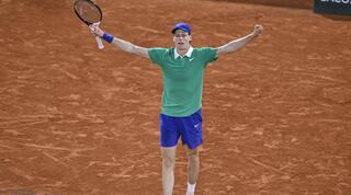 יאניק סינר מאושר