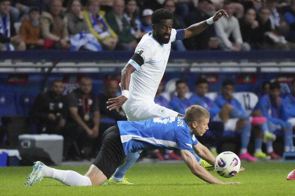 Israeli national team captain Eli Dasa during a 2026 World Cup qualifier against Estonia (Photo: AP Photo/Sergei Grits) אסטוניה יוזף סאליסטה ישראל אלי דסה