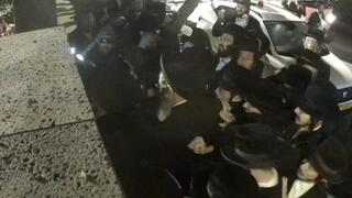 תיעוד: ניסיון פריצה אלים של חרדים קיצוניים לביתו של מנכ"ל חברת אאורה, יעקב אטרקצ'י