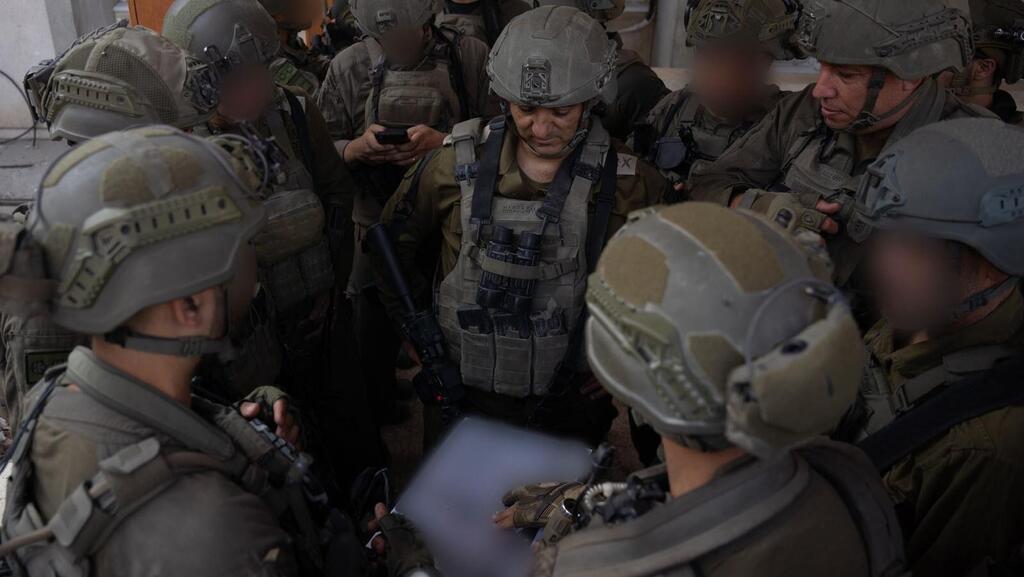 Southern Command Commander Major General Yaniv Asor and Division 36 Commander Moran Omar assess the situation in the European Hospital area (Photo: IDF Spokesperson's Unit) מפקד פיקוד הדרום, אלוף יניב עשור ומפקד אוגדה 36, מורן עומר בהערכת מצב במרחב בית החולים האירופאי בחאן יונס לאחר חשיפת התשתית התת קרקעית