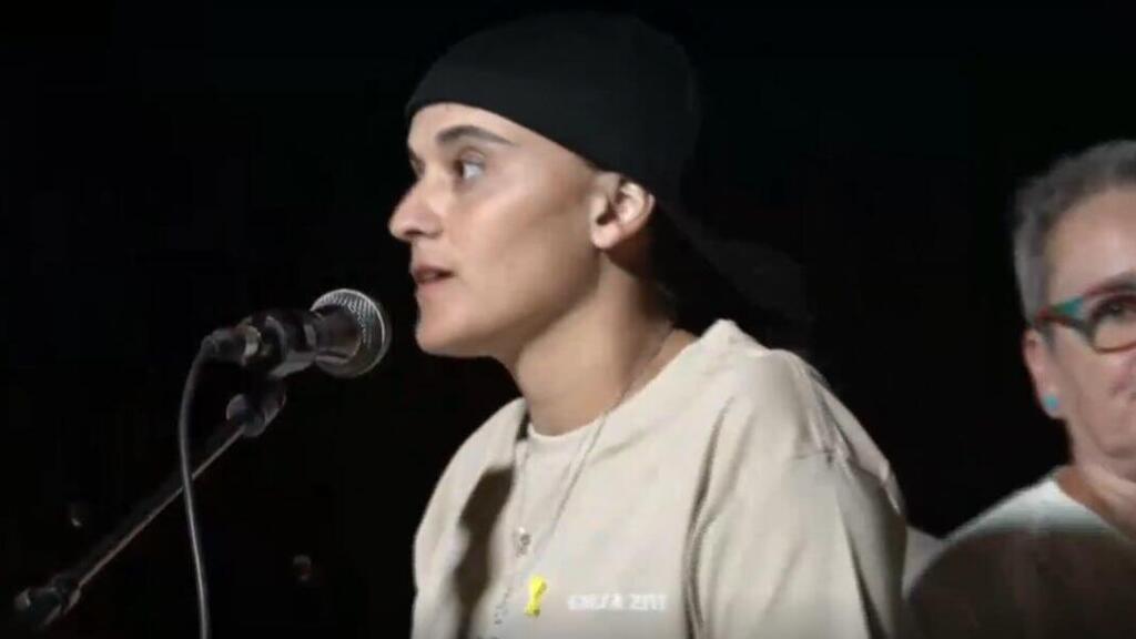 שורדת השבי אמילי דמארי בעצרת למען החטופים של קהילות הנגב המערבי בצומת שער הנגב