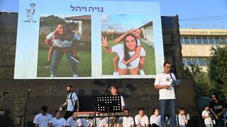 אלי שרעבי בעצרת "הקול שלנו" של בני הנוער מקיבוץ בארי בכיכר החטופים