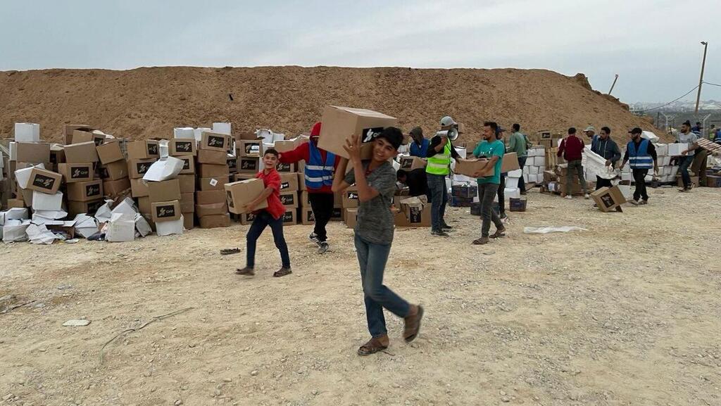 Возле комплекса GHF в секторе Газы (Фото: GHF) חלוקת סיוע הומניטרי ברצועת עזה על ידי GHF