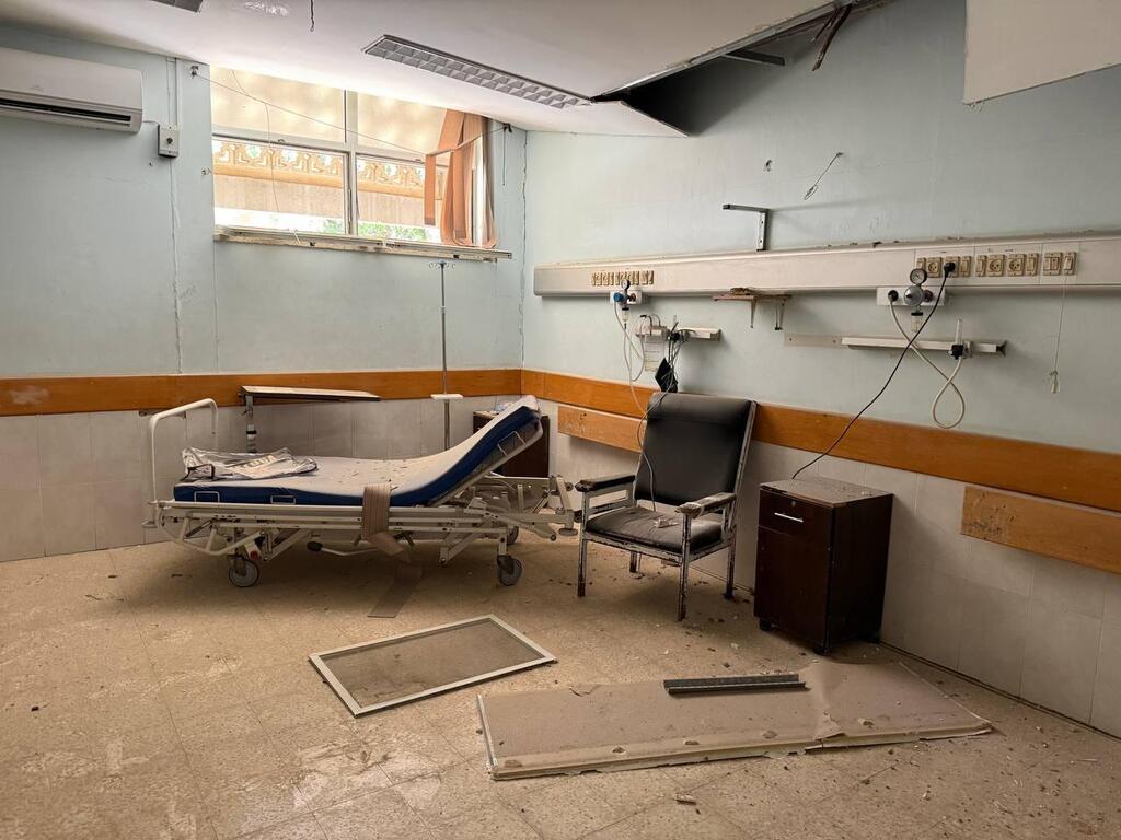 הכתב רוני גרין שאולוב בבית החולים האירופי בחאן יונס ברצועת עזה
