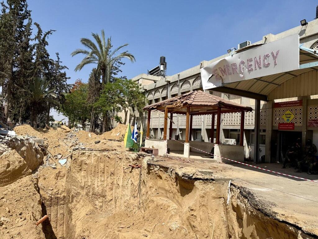 The entrance to the ER of the European Hospital in Khan Younis (Photo: Roni Green Shaulov) הכתב רוני גרין שאולוב בבית החולים האירופי בחאן יונס ברצועת עזה