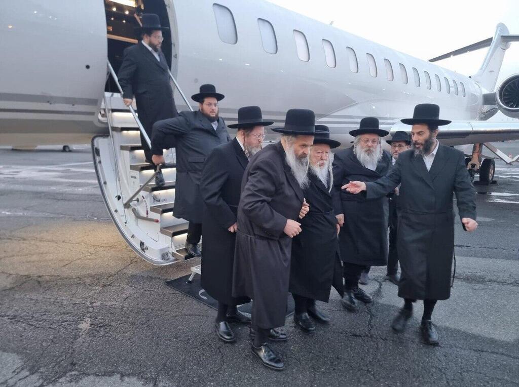 Gur Rebbe arrives in the US on Yoely Landau's private plane האדמו"ר מגור הגיע לארה"ב במטוס פרטי