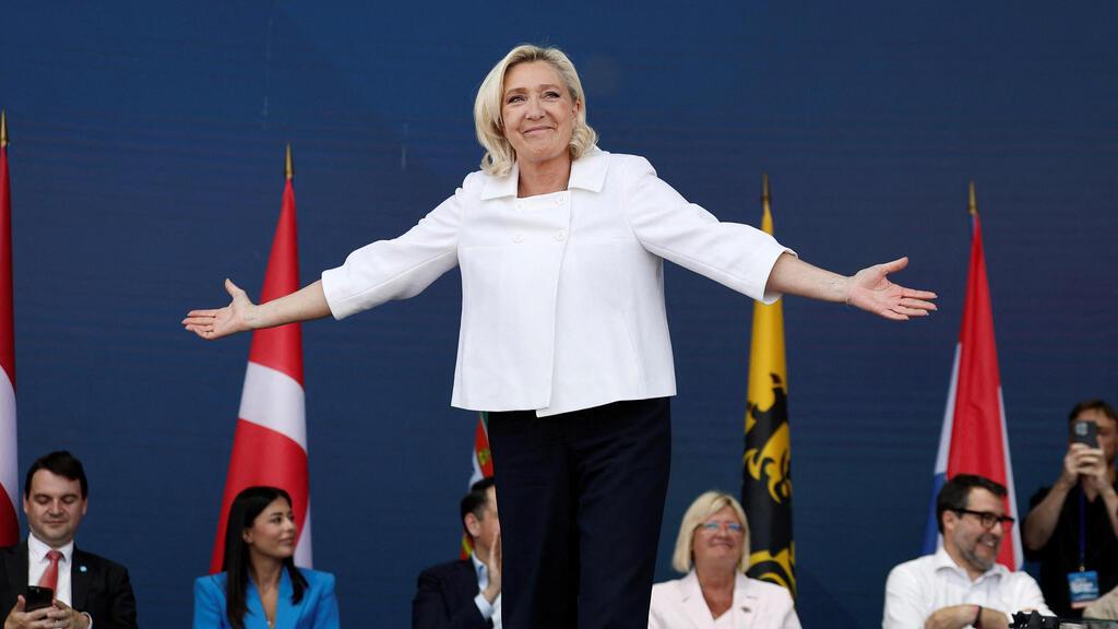 Marine Le Pen at a far-right conference in France (Photo: REUTERS/Benoit Tessier) מרין לה פן בכנס של הימין הקיצוני ב צרפת