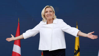 הפגישה החשאית של שגריר ישראל עם מרין לה פן