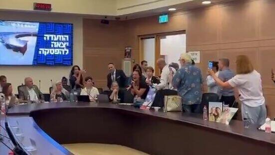 משפחות שכולות פורצות לדיון ועדת החוקה בכנסת