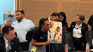 משמר הכנסת מלווה את לישי מירן לביא החוצה מהוועדה