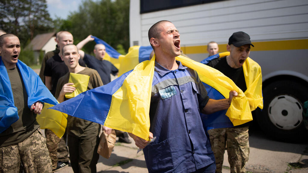 Released Ukrainian prisoners of war (Photo: Ukrainian Presidential Press Service/Handout via REUTERS) שבויי מלחמה של אוקראינה אחרי שחרור במסגרת עסקת שבויים עם רוסיה