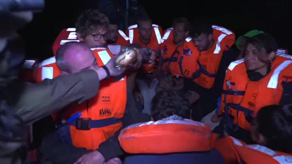 IDF forces provide sandwiches to protesters on the Madleen after the ship is boarded and transported to Ashdod חיילי צה"ל מחלקים מזון לפעילי המשט לעזה