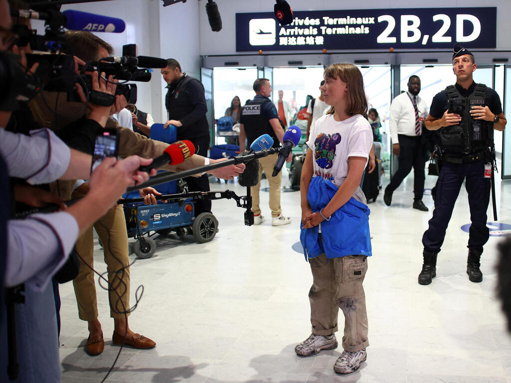 Greta Thunberg in the arrivals section of Paris' Charles de Gaulle airport after being deported from Israel (Photo: Gonzalo Fuentes/Reuters) גרטה תונברג