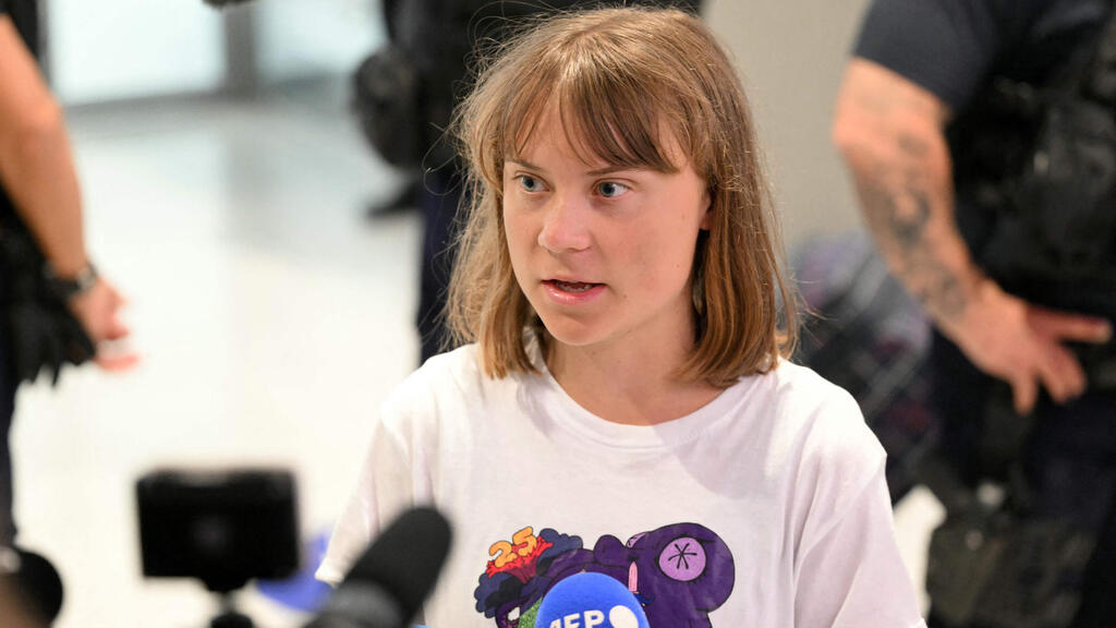 Greta Thunberg speaks to reporters at Charles DeGaulle airprt in Paris (Photo: Hugo Mathy / AFP) גרטה תונברג