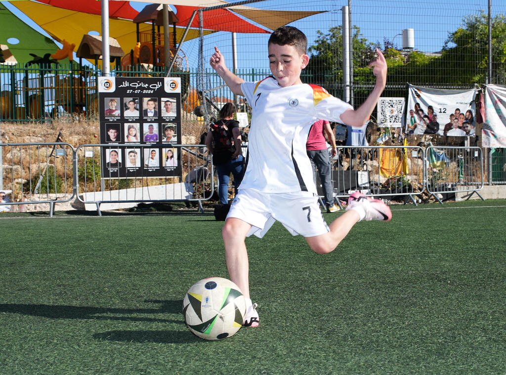 רג'ואן ספדי במגרש הכדורגל של מג'דל שמס