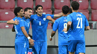 שועה חוגג עם החברים