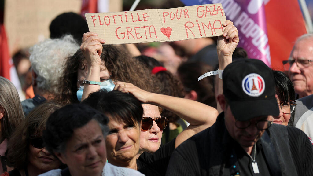 Protest in Paris against the arrest of members of the Gaza flotilla delegation (Photo: Reuters) מחאה בפריז נגד מעצר חברי המשלחת של המשט לעזה
