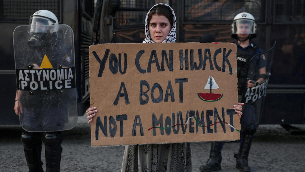A demonstrator at a protest that broke out in Athens after the Gaza flotilla was stopped (Photo: Reuters) מפגינה במחאה שפרצה באתונה לאחר עצירת המשט לעזה