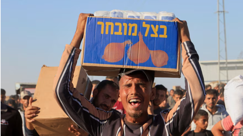 פלסטיני סוחב סיוע הומניטרי