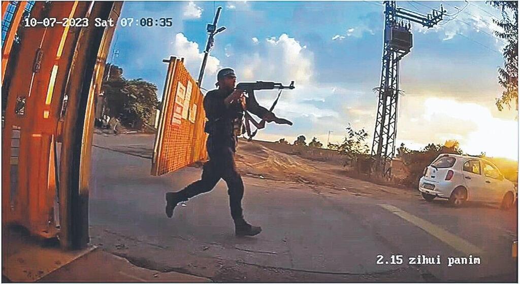 מחבלים שחדרו לקיבוץ יוצאים לעבר ניצולי הנובה