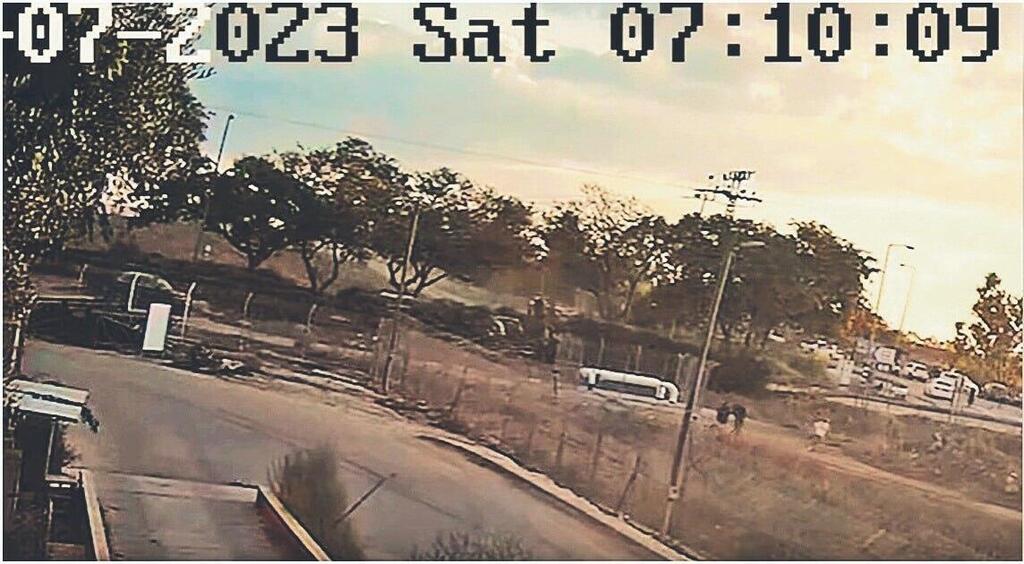 מחבל תופס את קרין, רוצח אותה, ואז את ספיר