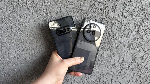 מימין: Nothing a3 Pro, ולידו Nothing 3a