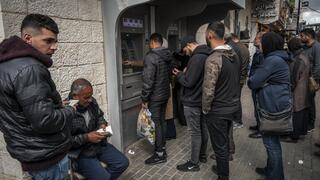 פלסטינים מחליפים כספים בבנק ברמאללה