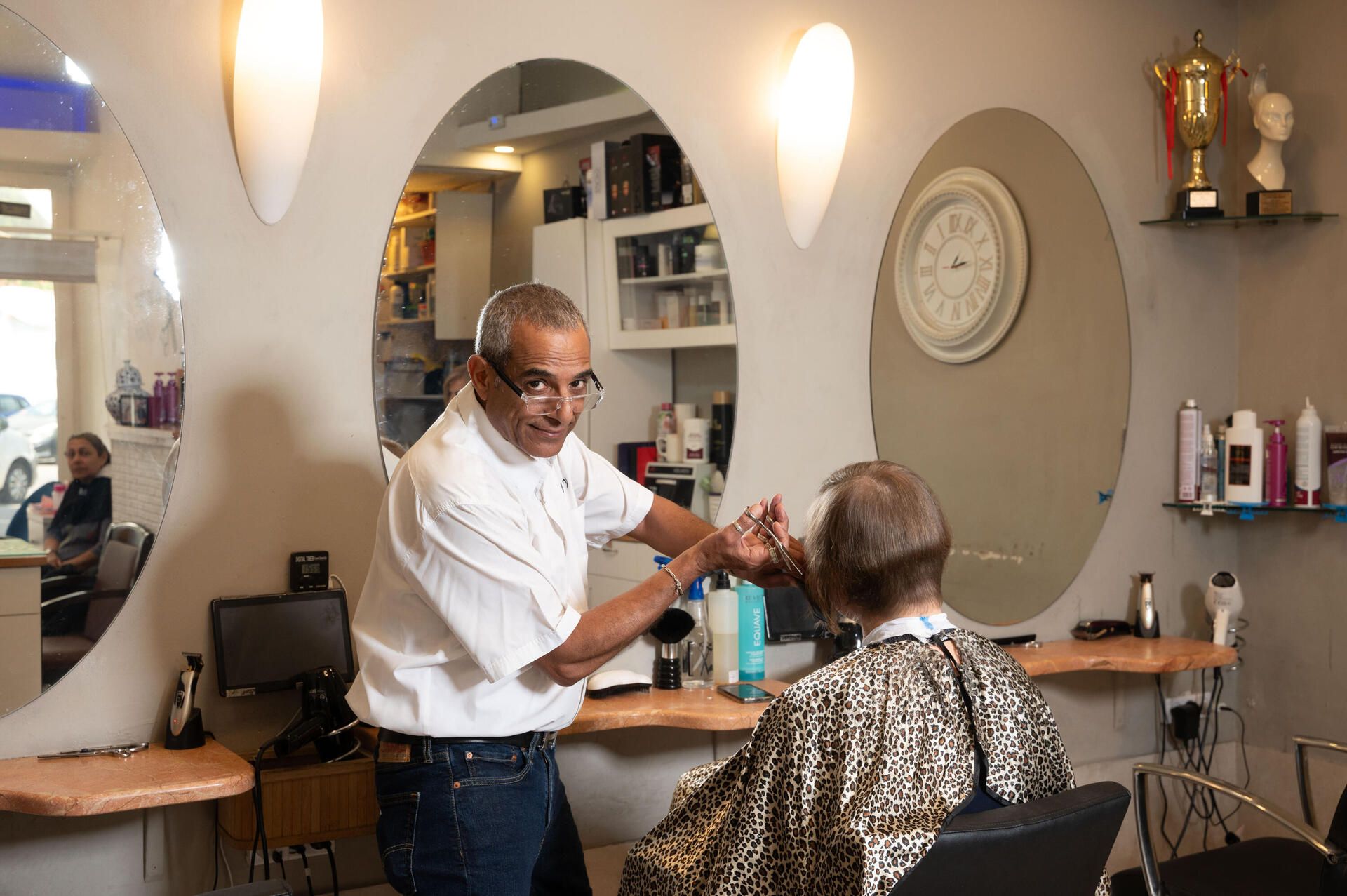 אופיר בחבוש, מעצב שיער, מוביל את המאבק לביטול תשלום תמלוגים על השמעת מוסיקה בעסק  