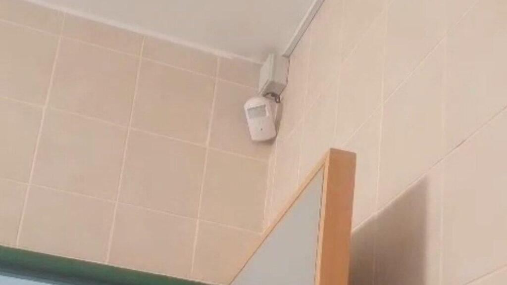 מצלמה נסתרת בשירותים בבית הספר ע"ש וילקומיץ בראש פינה