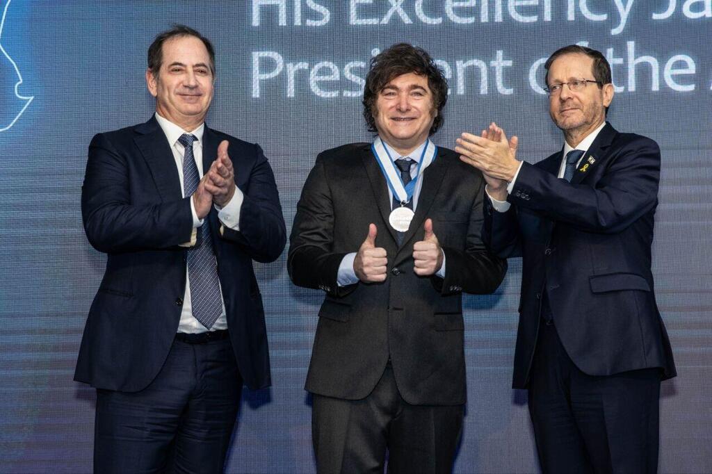 Argentine President Javier Milei receives Genesis Prize from President Isaac Herzog and Genesis Prize Foundation chairman Stan Polovets (Photo: Apex media) נשיא ארגנטינה חוויאר מיליי קורא "עם ישראל חי", עת קבלתו את פרס בראשית במוזיאון הסובלנות בירושלים