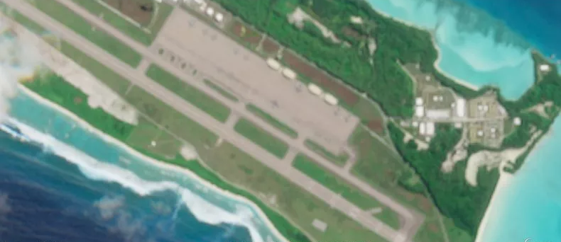  תמונת לוויין של פריסת מטוסים צבאיים אמריקאים בבסיס דייגו גרסיה, האוקיינוס ההודי