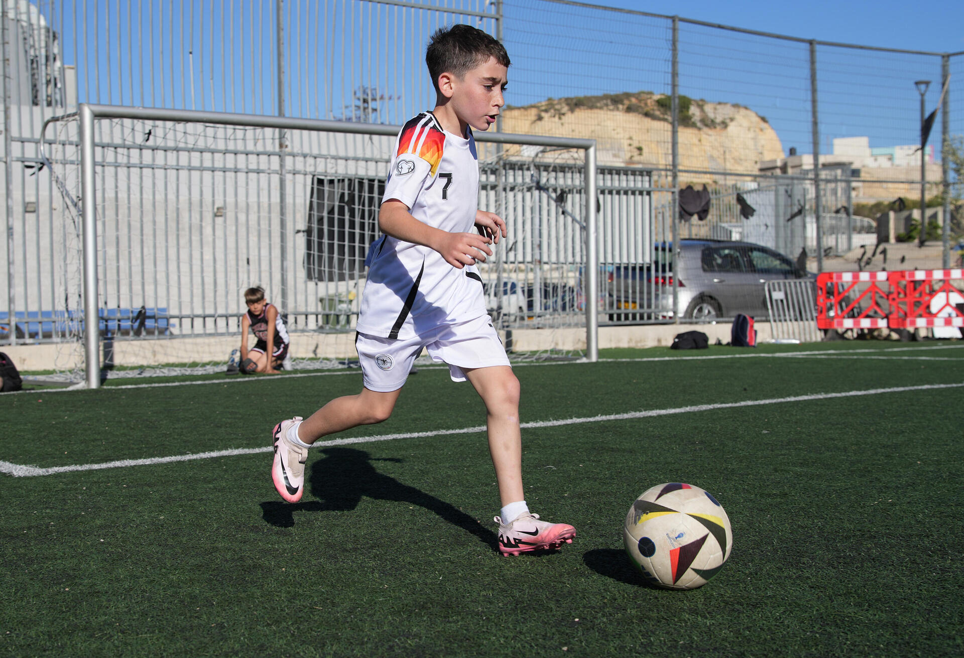 רג'ואן ספדי במגרש שבו נפצע מטיל של חיזבאללה במג'דל שמס 