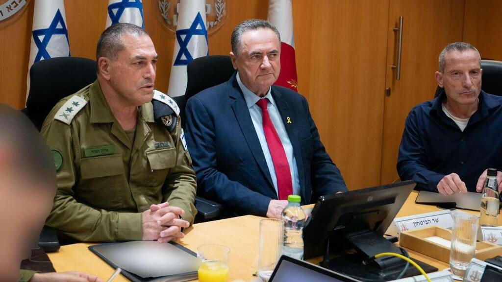 IDF Chief of Staff Lt. Gen. Eyal Zamir with Defense Minister Israel Katz (Photo: Ariel Hermoni, Defense Ministry) שר הביטחון והרמטכ"ל בישיבה שעות ספורות לפני פתיחת מבצע "עם כלביא" באיראן