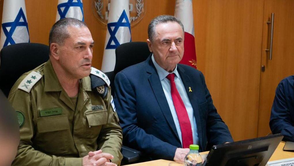 Defense Minister Israel Katz (right) and IDF Chief of Staff Eyal Zamir (Photo: Ariel Hermoni/Defense Ministry) שר הביטחון והרמטכ"ל בישיבה שעות ספורות לפני פתיחת מבצע "עם כלביא" באיראן