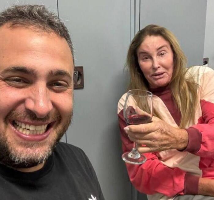 קייטלין ג'נר שותה יין עם רגב גור בזמן האזעקה