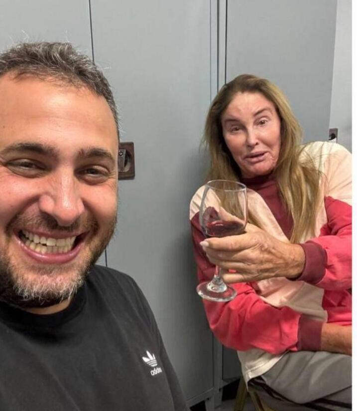 קייטלין ג'נר שותה יין עם רגב גור בזמן האזעקה