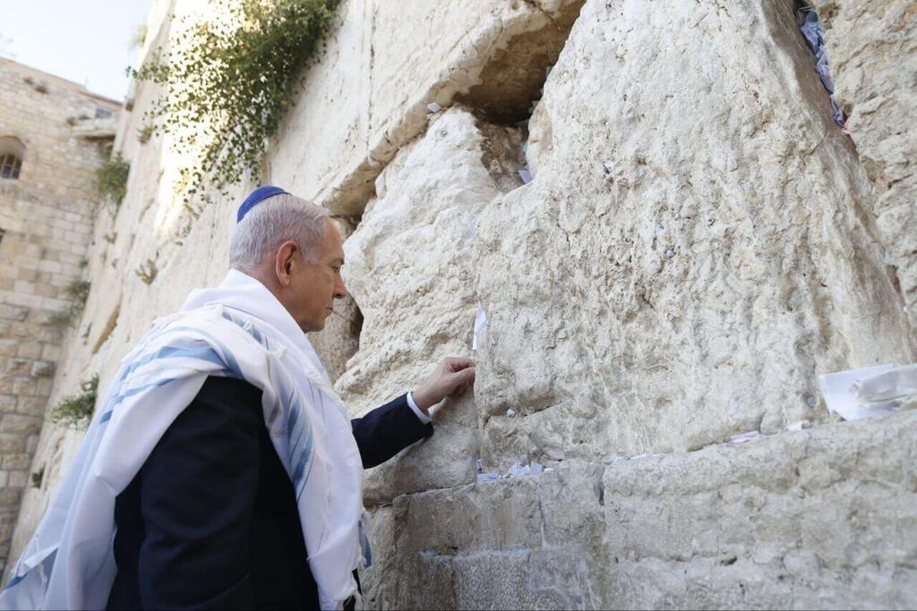 Prime Minister Benjamin Netanyahu places a note between the stones of Jerusalem’s Western Wall hours before the strike (Photo: Ziv Koren) ראש הממשלה בנימין נתניהו הטמין פתק בכותל המערבי: "עם כלביא יקום וכארי יתנשא"