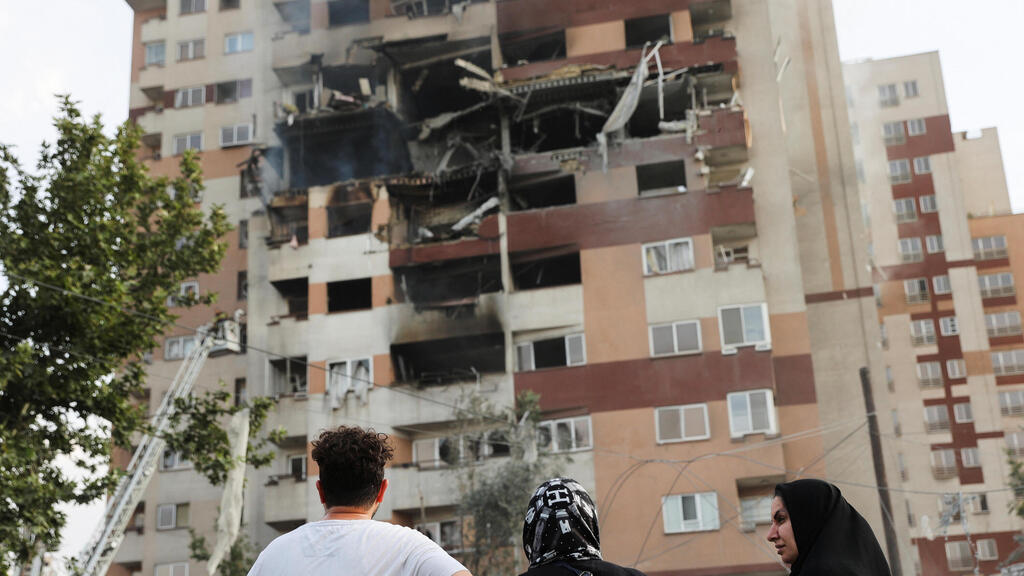 Aftermath of an IDF strike on a residential building in Tehran (Photo: Majid Asgaripour/WANA (West Asia News Agency) via REUTERS) נזקים נזקי הרס שהיד טהרן איראן תקיפה אווירית תקיפות אוויריות חיל האוויר עשן מבצע עם כלביא מבנה מגורים