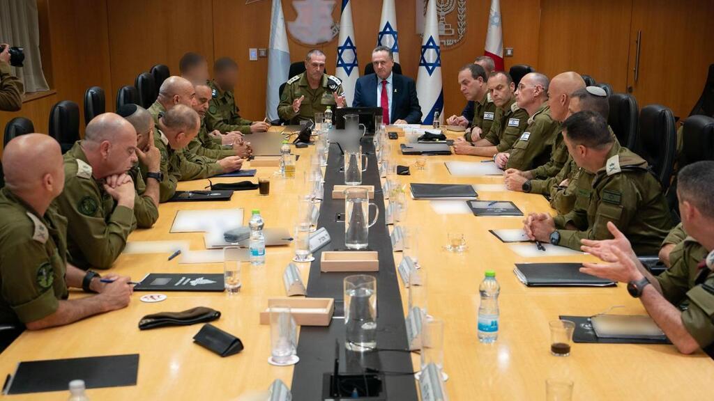 שר הביטחון והרמטכ"ל בישיבה שעות ספורות לפני פתיחת מבצע "עם כלביא" באיראן