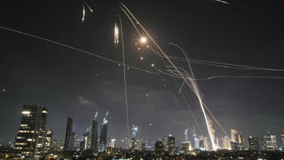 Interceptions in the skies over Tel Aviv at the beginning of the 12-day war with Iran (Photo: Leo Correa/AP) תל אביב
