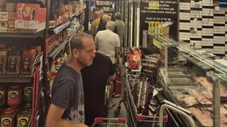  Очередь в магазине из-за ситуации с безопасностью